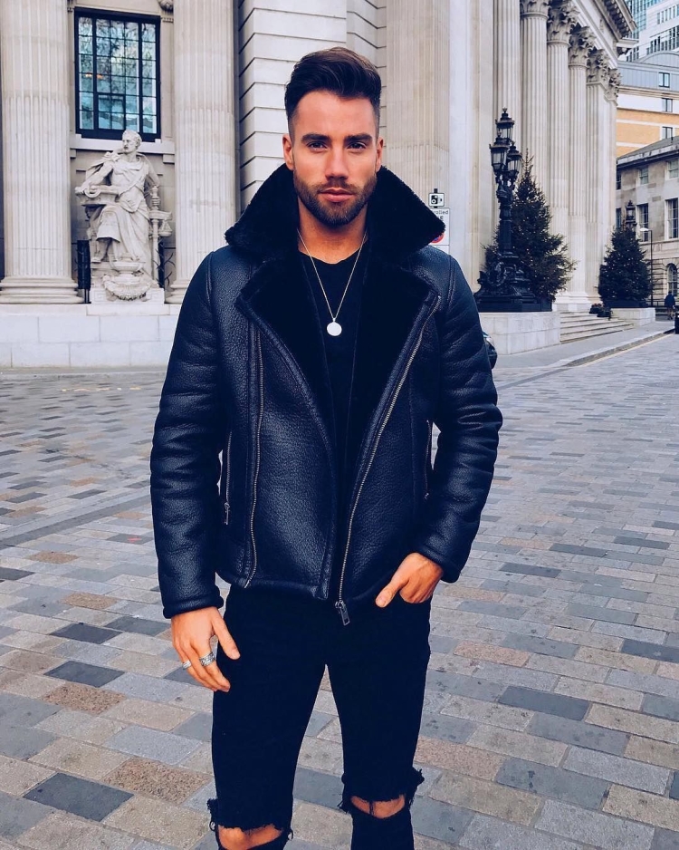 Мужской лук с черной дубленкой