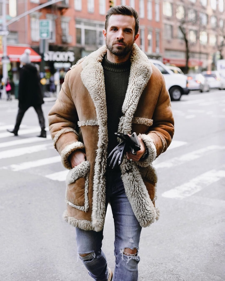 Мужчина в дубленке