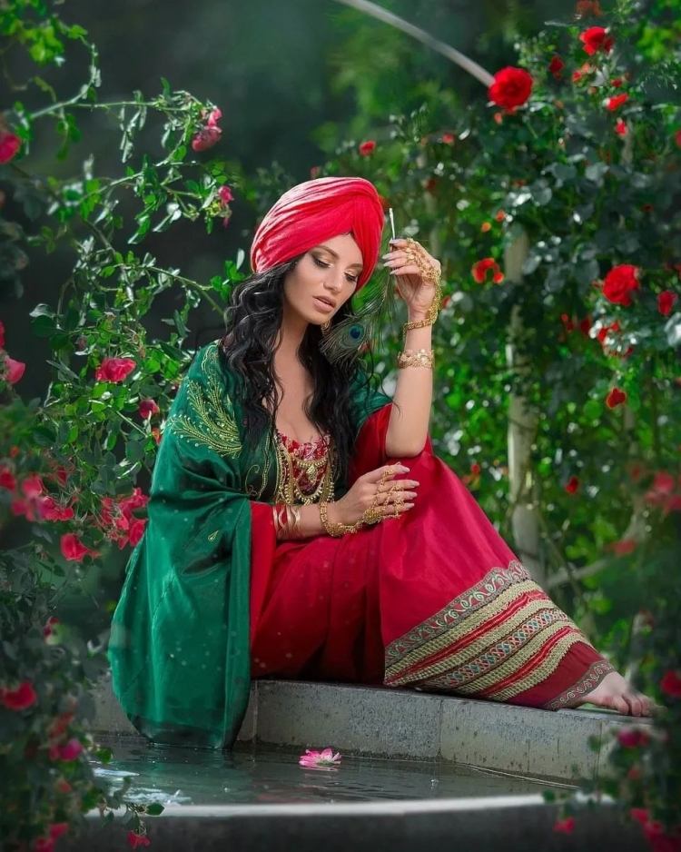 Восточные красавицы на природе