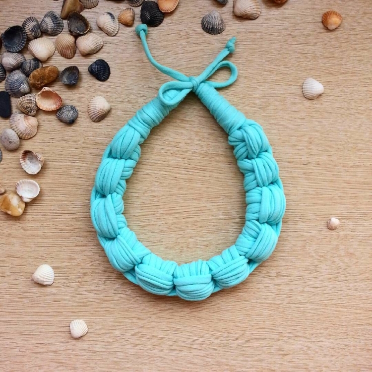 Бусы из трикотажной пряжи