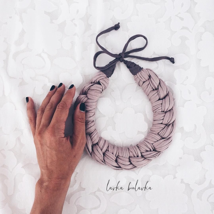 Украшение на шею из трикотажной пряжи