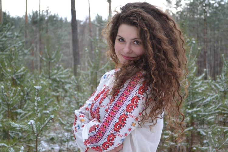 Славянская внешность девушки