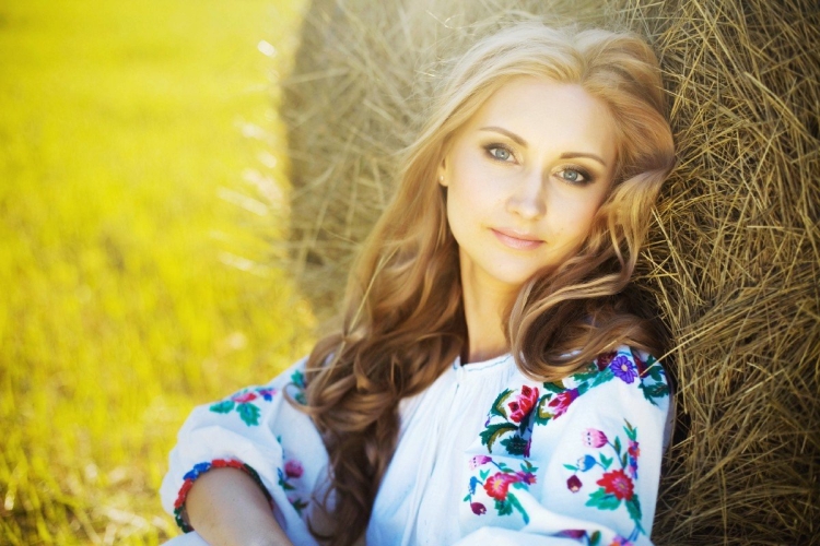 Славянская внешность девушки