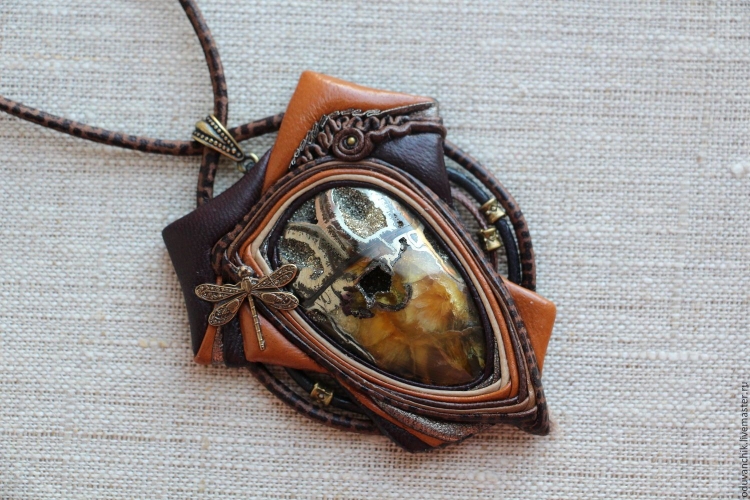 Кулон из кожи с камнем