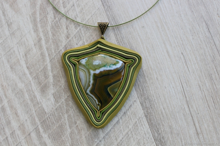 Кулон из кожи с камнем