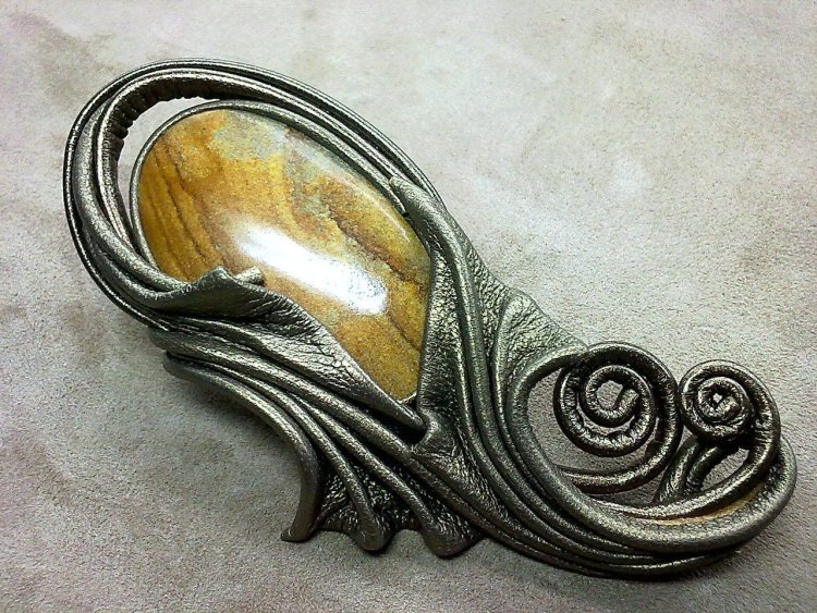 Изделия из кожи с камнями