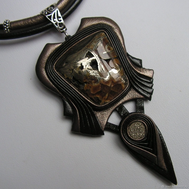 Подвески из кожи и дерева