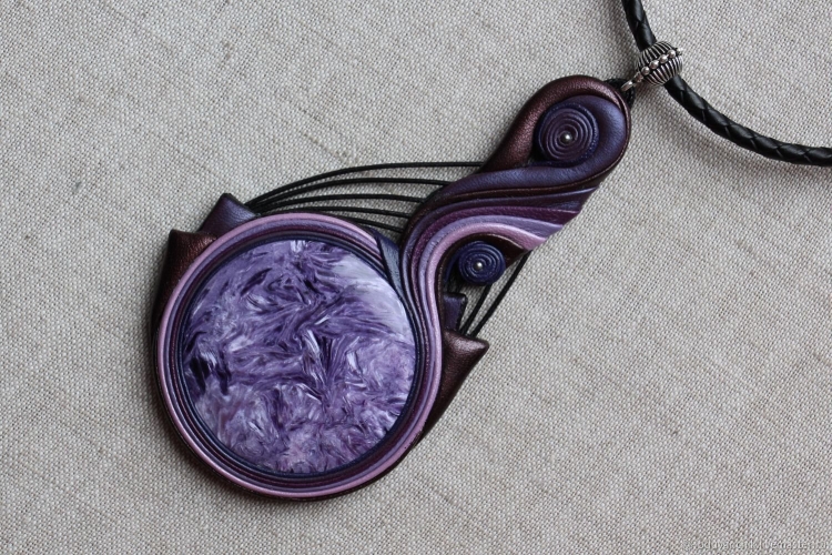 Имитация чароита из полимерной глины кулон с натуральной кожей