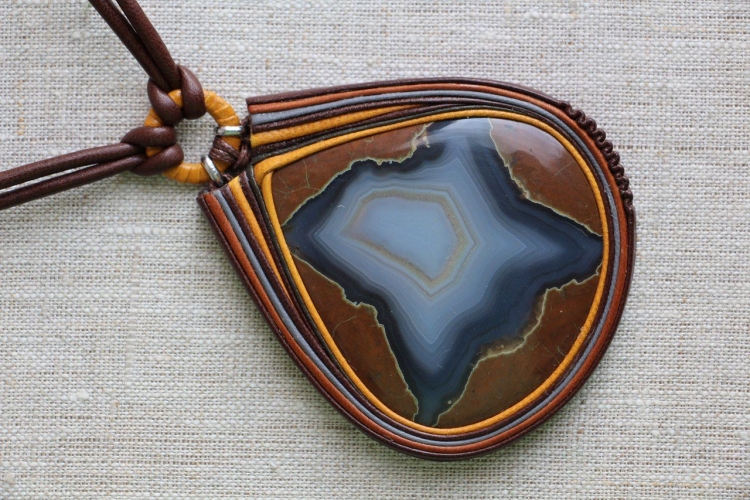 Кулон с коричневой бабочкой