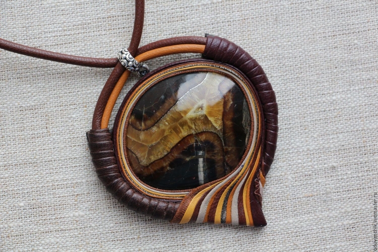 Кулон из кожи с камнем мастер класс