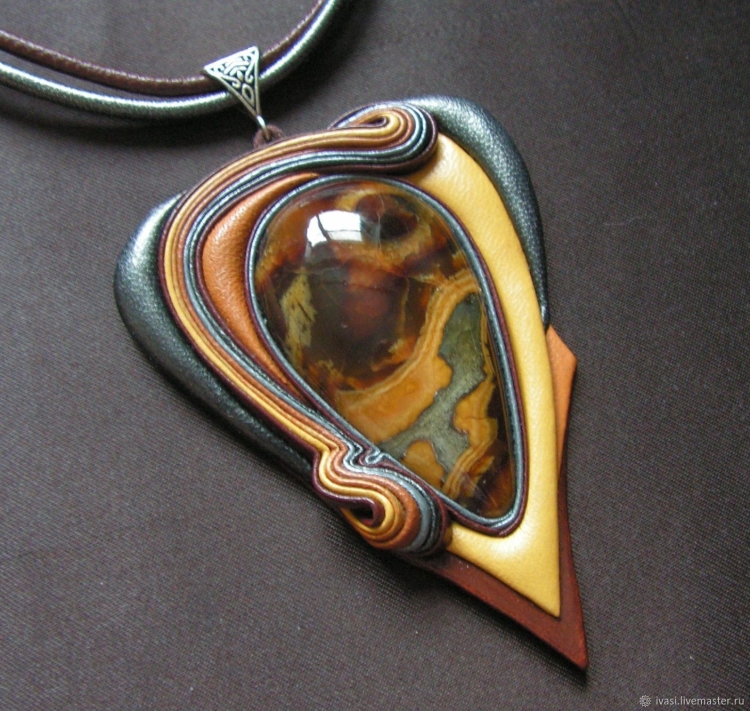 Кулон из кожи