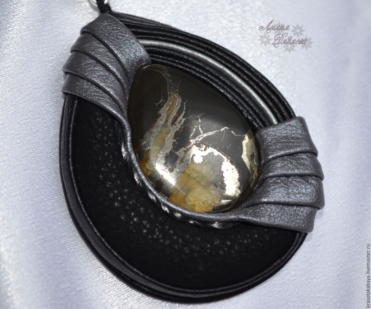 Кулон из кожи с кабошоном мастер-класс