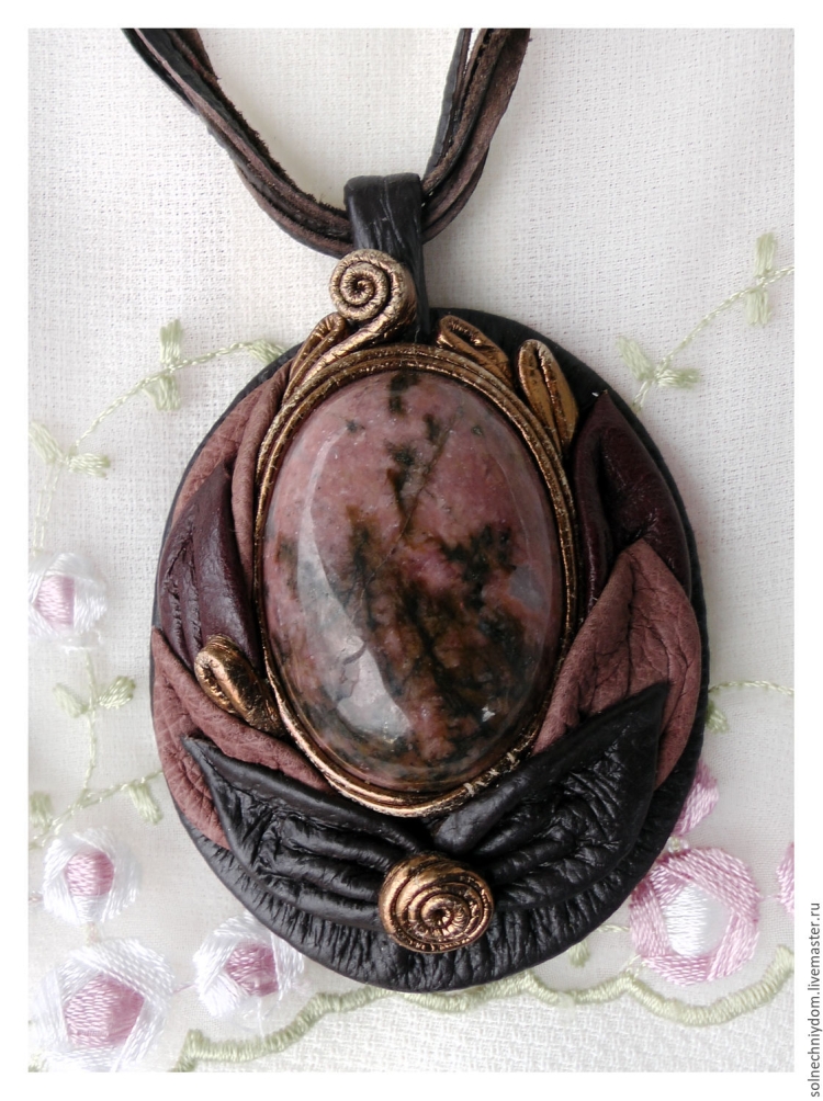 Украшения из кожи