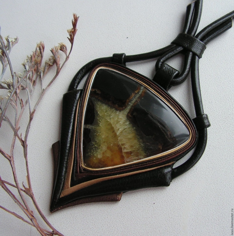 Кулон из кожи с камнем мастер класс