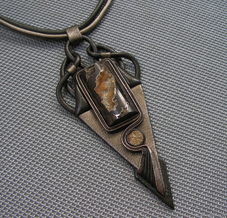 Подвеска из кожи и камней