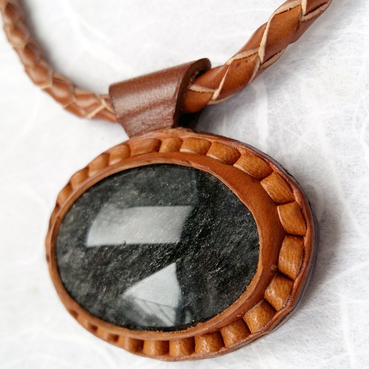 Камень оплетенный кожей