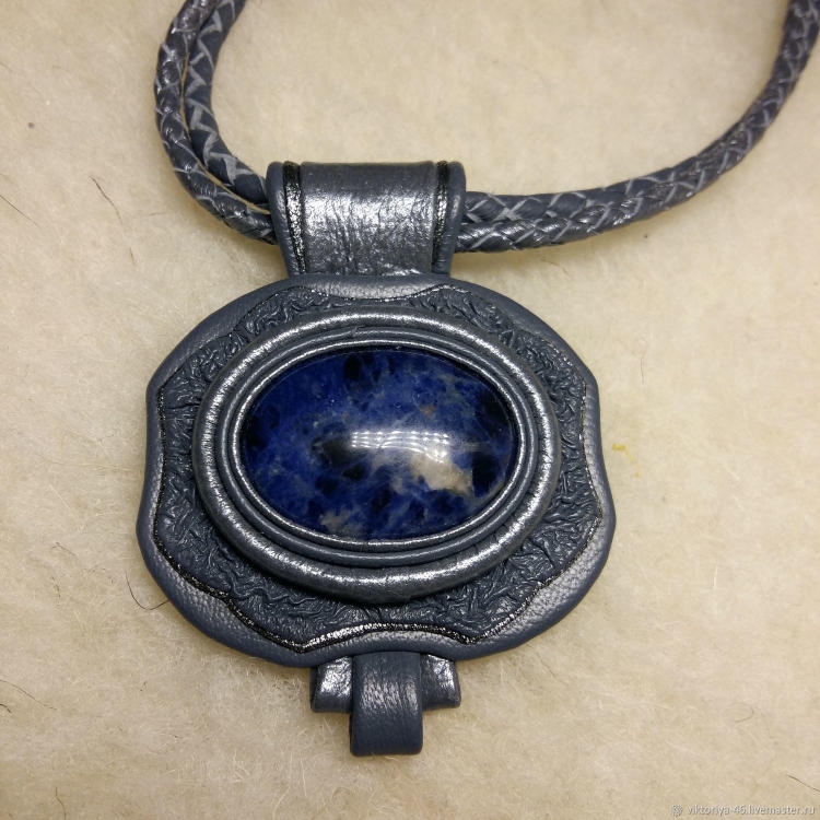Кулон из натуральной кожи