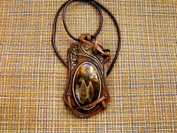 Медальон из кожи