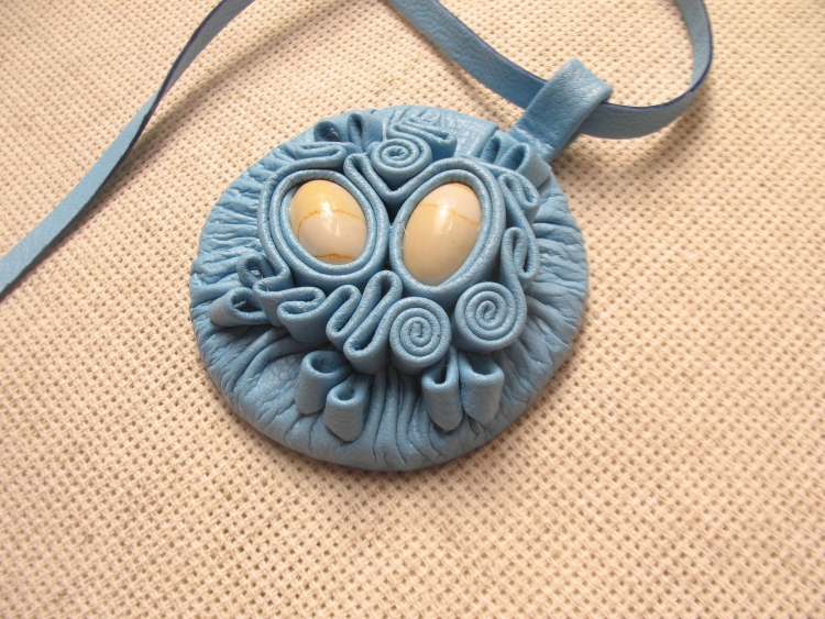 Кулоны из кожи своими руками