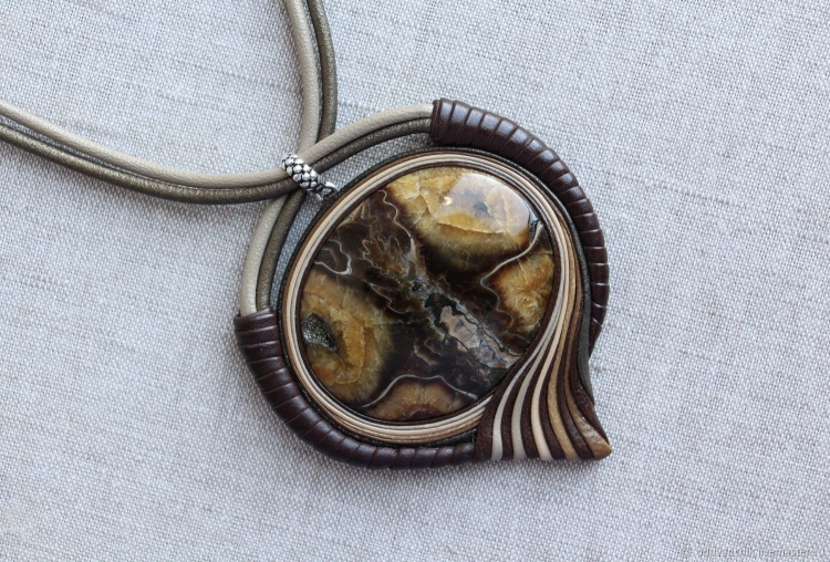 Кулон из кожи