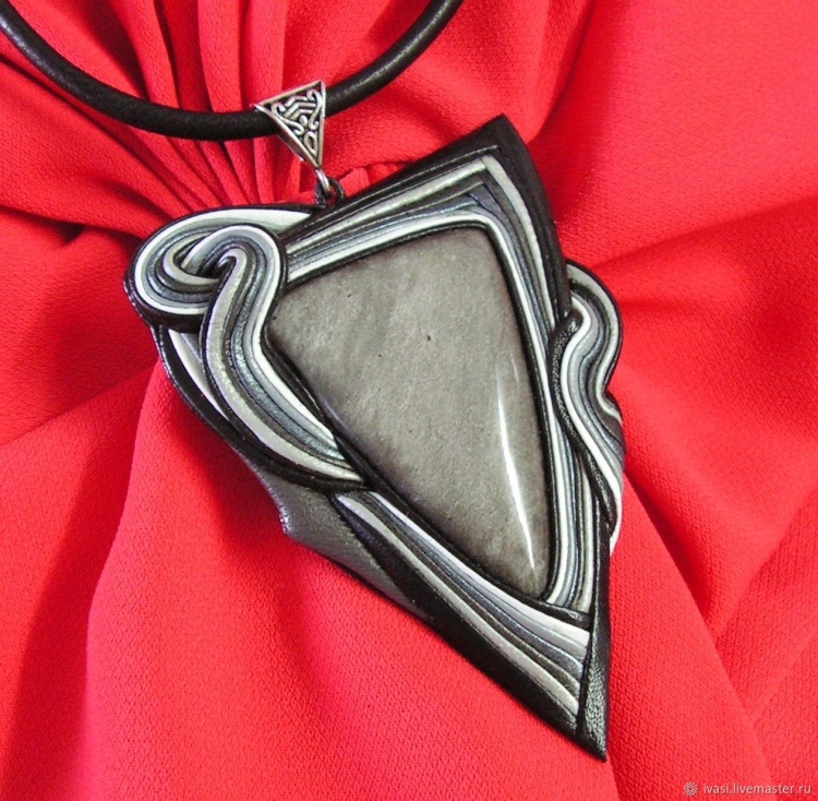Кулон с камнем в коже
