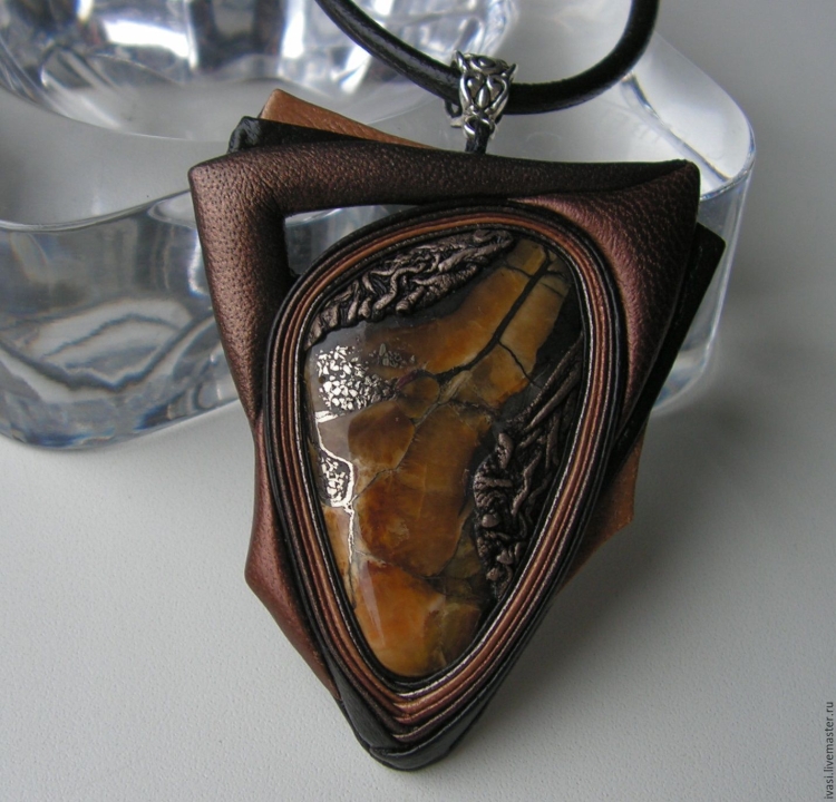 Кожаные кулоны ручной