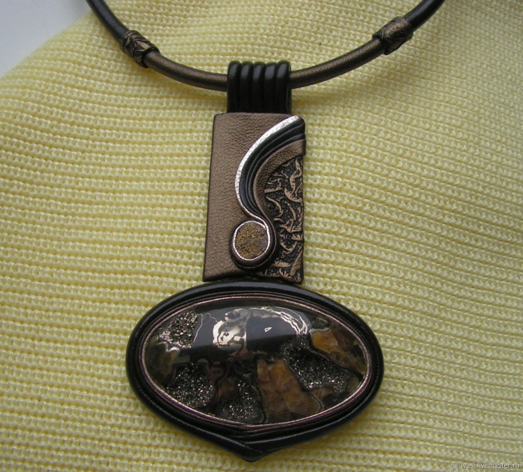 Подвеска из кожи