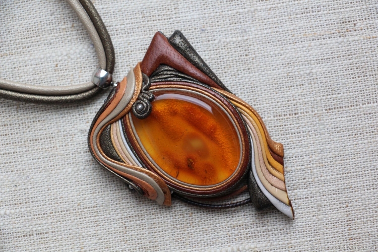 Подвески из кожи и камня