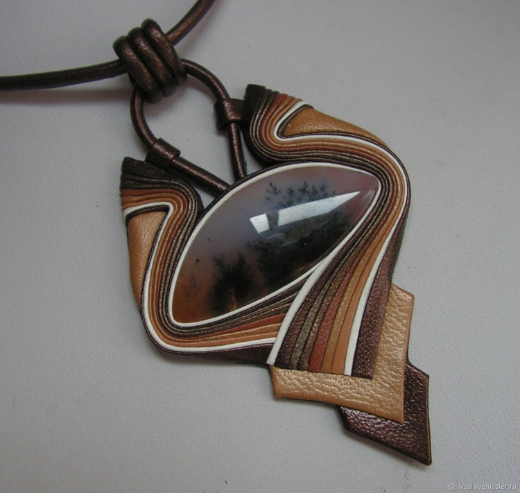 Кулон из кожи