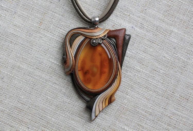Кулон из кожи