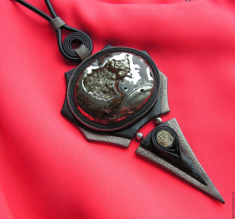 Медальон из кожи