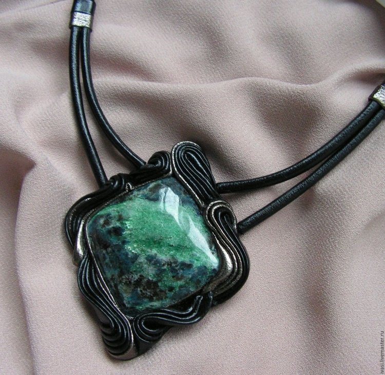 Украшения из кожи и натуральных камней