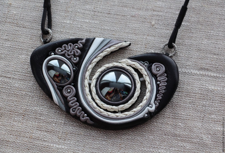 Подвески из кожи и камня