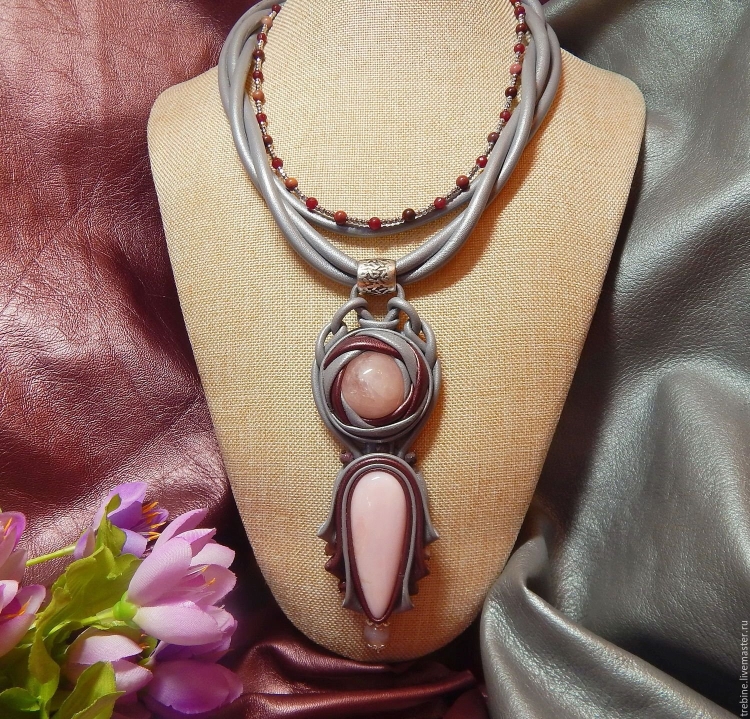 Кожаное колье с камнем