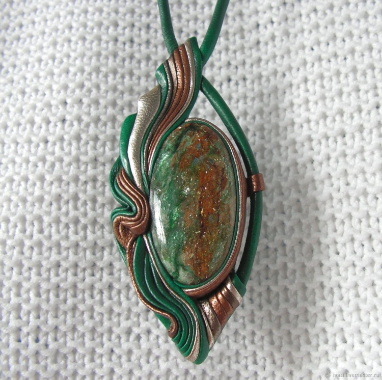 Кулоны из кожи с зеленым камнем