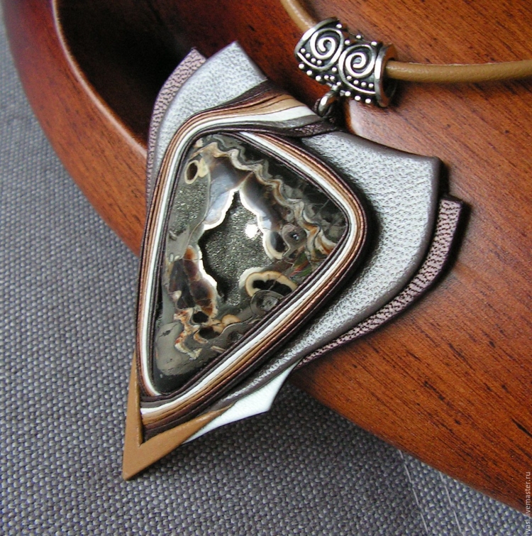 Кулон из кожи