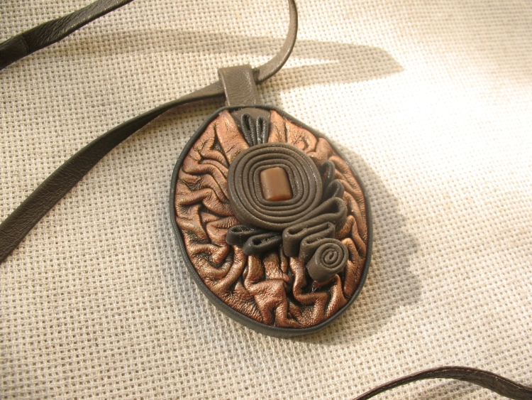 Медальон из кожи