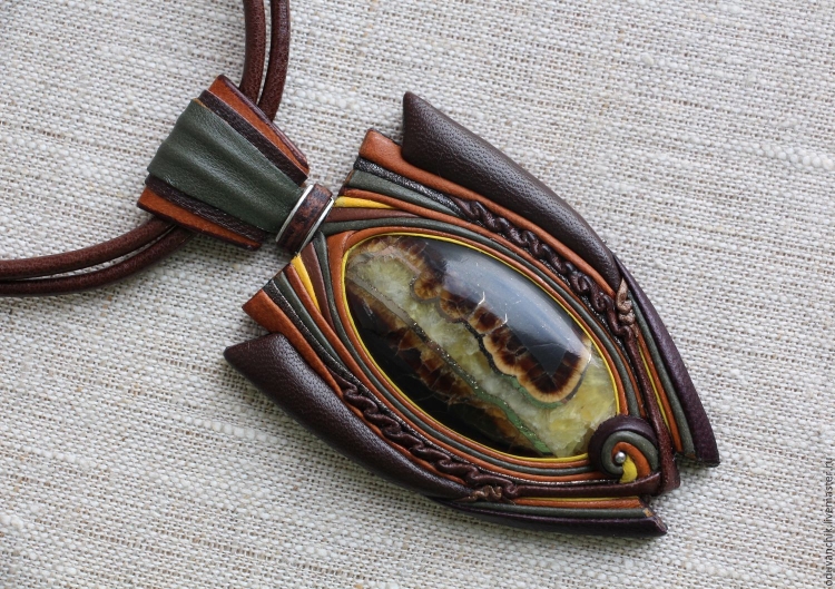 Изделия из кожи с камнями