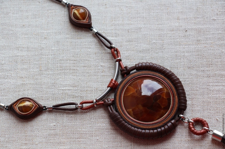 Кожаные украшения с янтарём