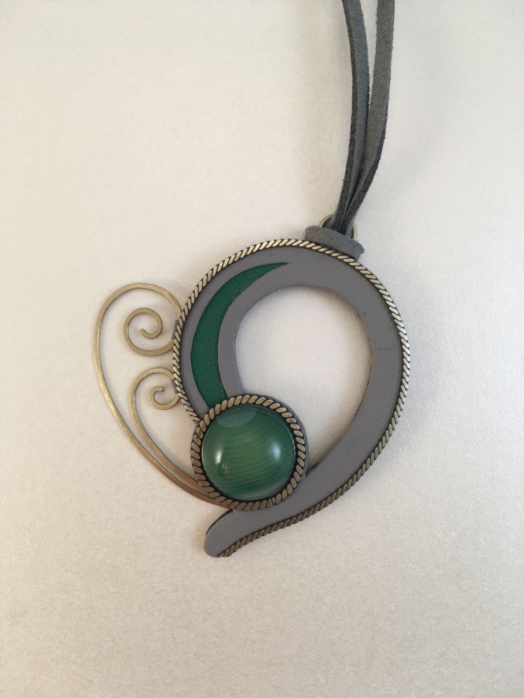 Простые кулоны из кожи и камней