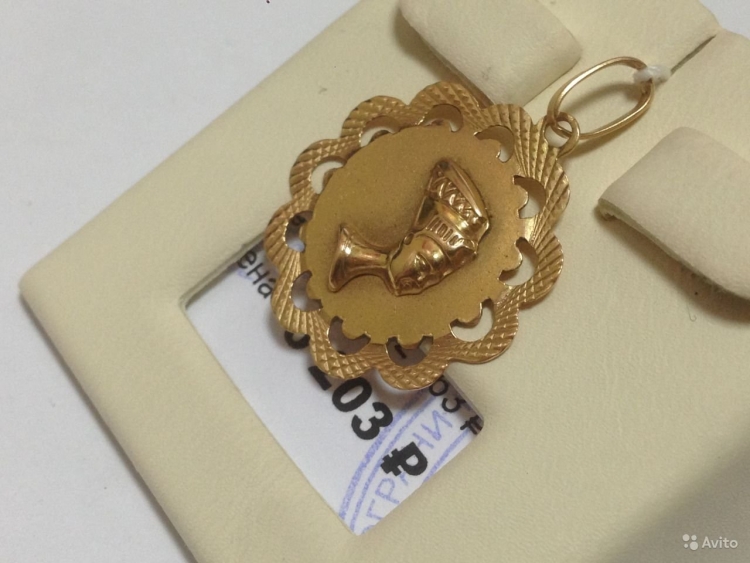 Золотая подвеска Нефертити