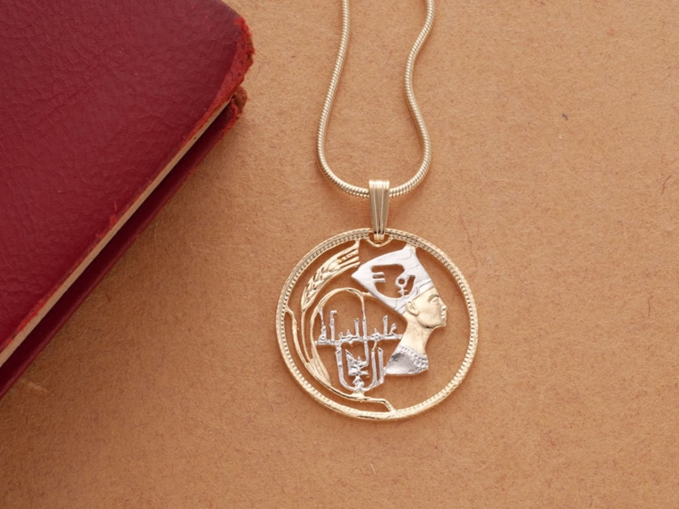 Подвеска Нефертити в рамке из Египта