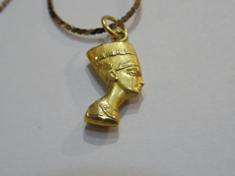 Нефертити медальон золотой