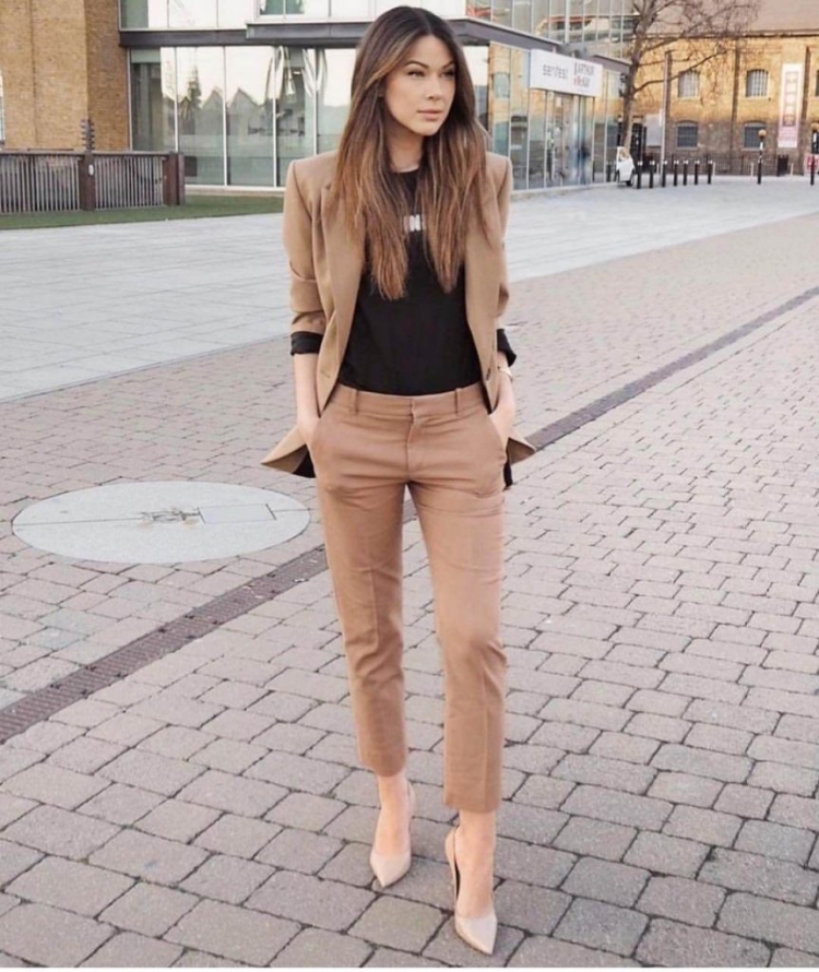 Красивые девушки в брюках