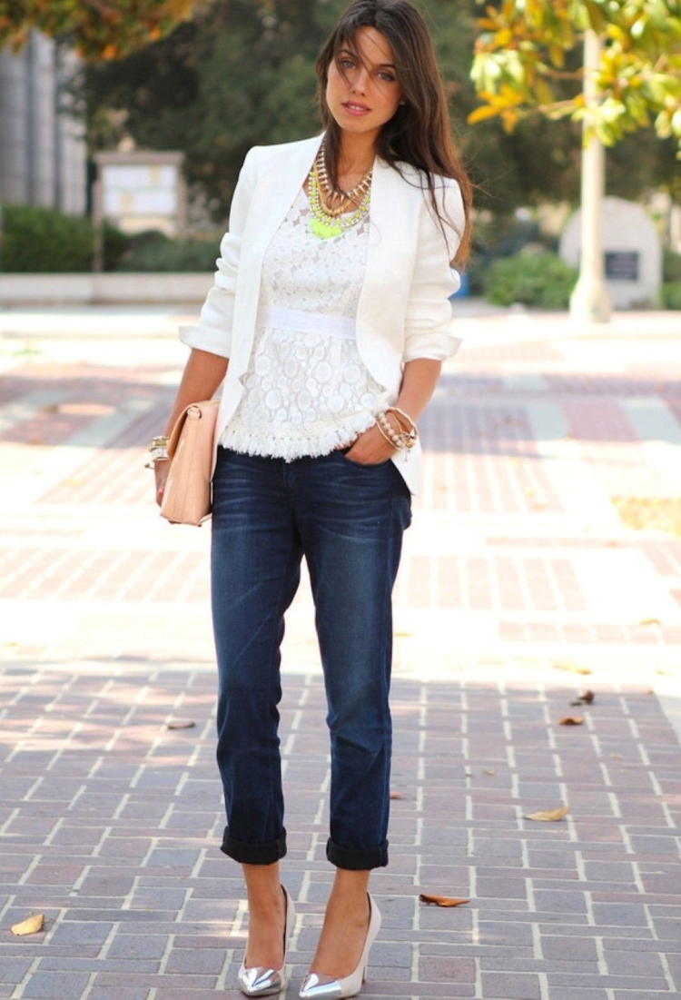 Бежевый жакет и джинсы