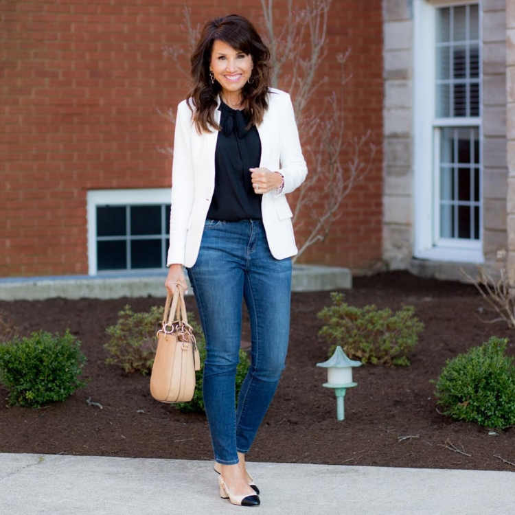 Алессандра Амбросио в пиджаке