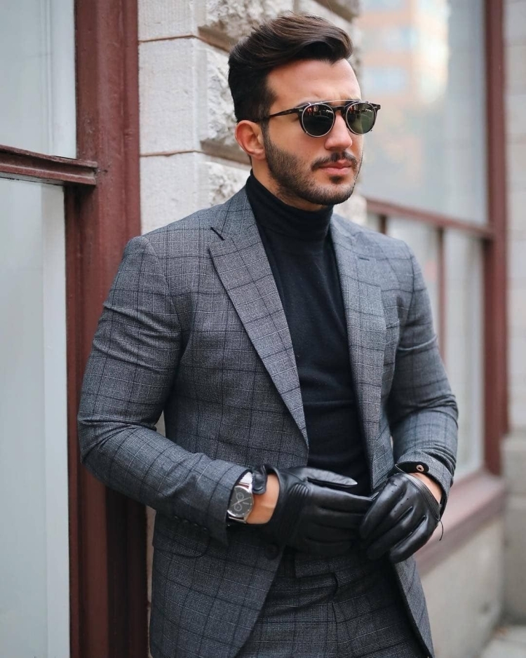 Парень в водолазке и брюках