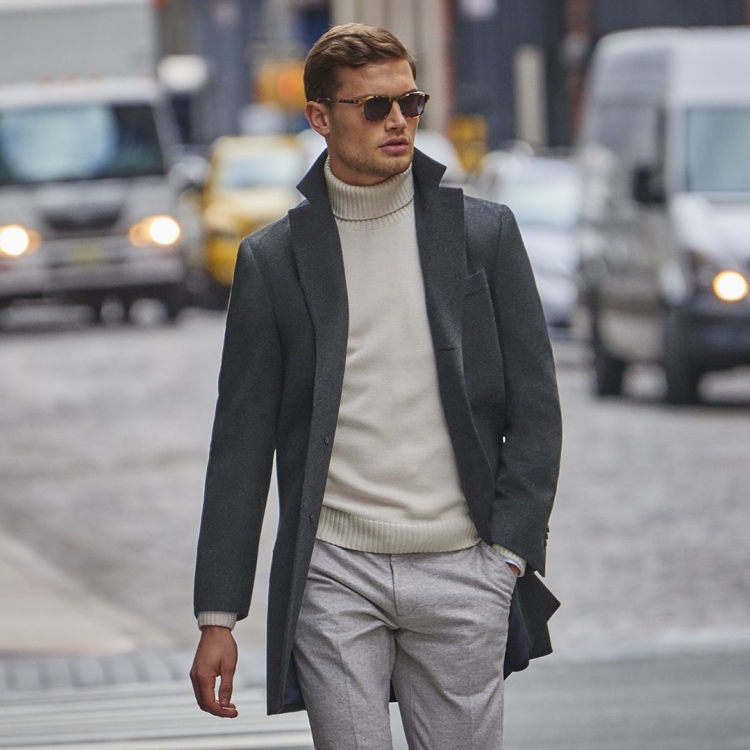 Брюки и свитер мужской