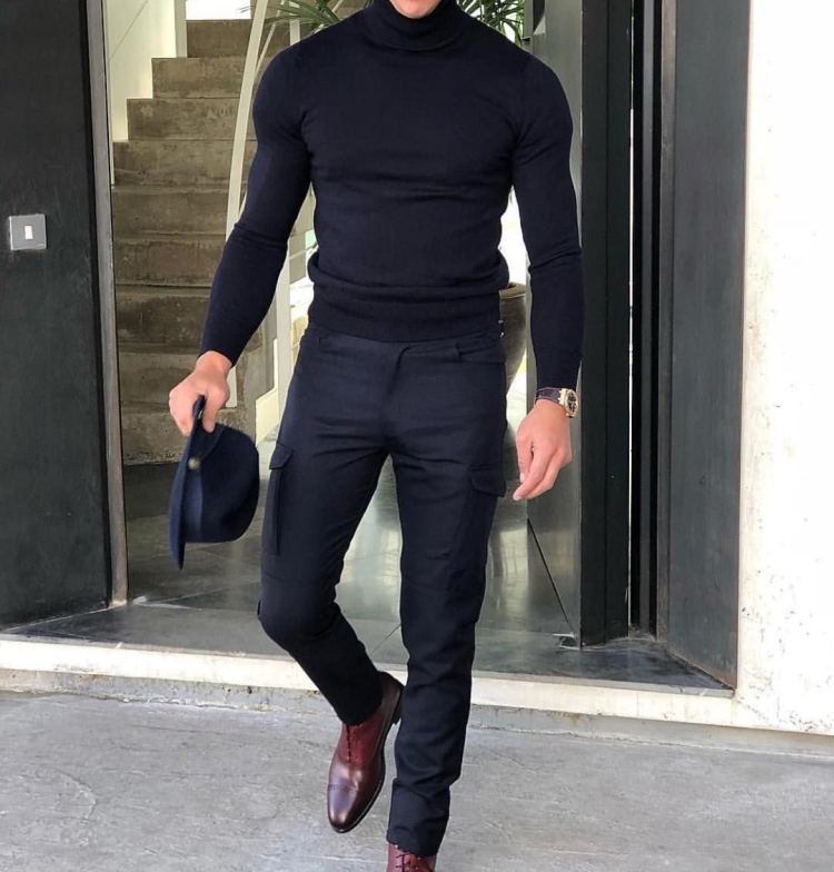 Серый костюм с водолазкой