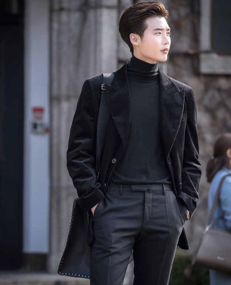 Ли Чон сок в костюме